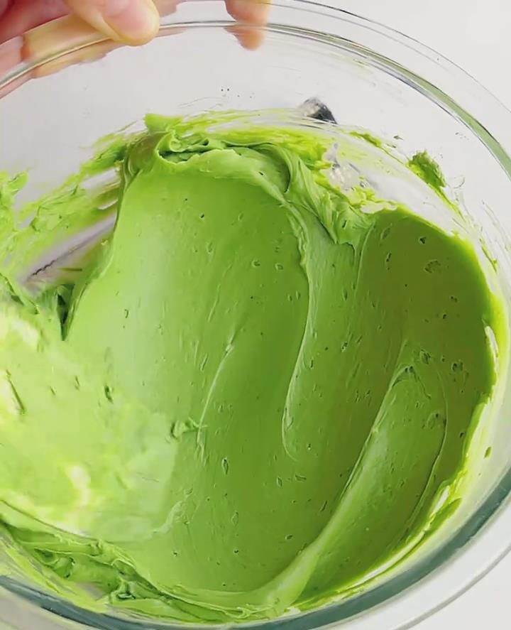 In a bowl, mix 240g softened cream cheese, 20g sugar, and 4g matcha powder until smooth and evenly green