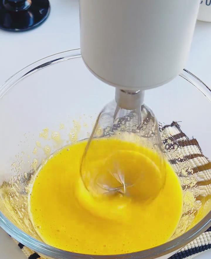 In a bowl, whisk 1 pasteurized egg + 30g sugar until pale and smooth.