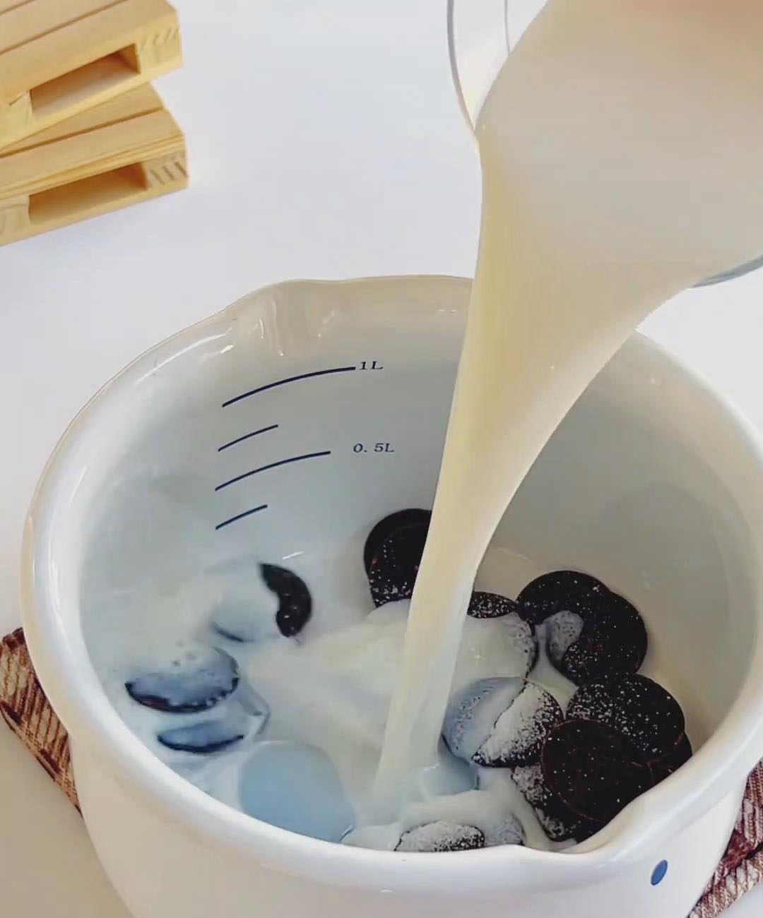 In a clean, dry non stick pot, combine 160g chocolate, 30g sugar, and 600g milk