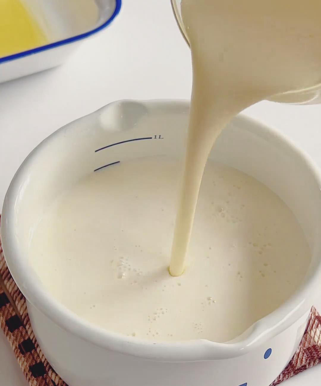 In a clean non stick pot, add 380g milk, 400g coconut milk, 158g heavy cream, and 90g sugar