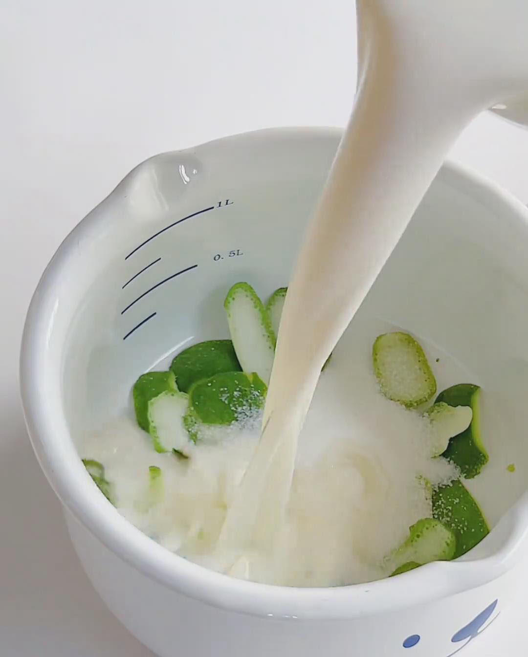 In a small saucepan, combine the lime zest, 35g of fine sugar, and 400g of whole milk