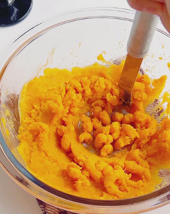 Mash the hot sweet potato with 15g condensed milk new