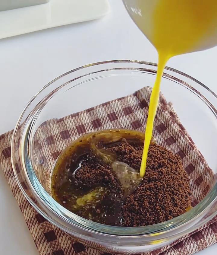 Melt 40g butter and mix into the crumbs until evenly coated