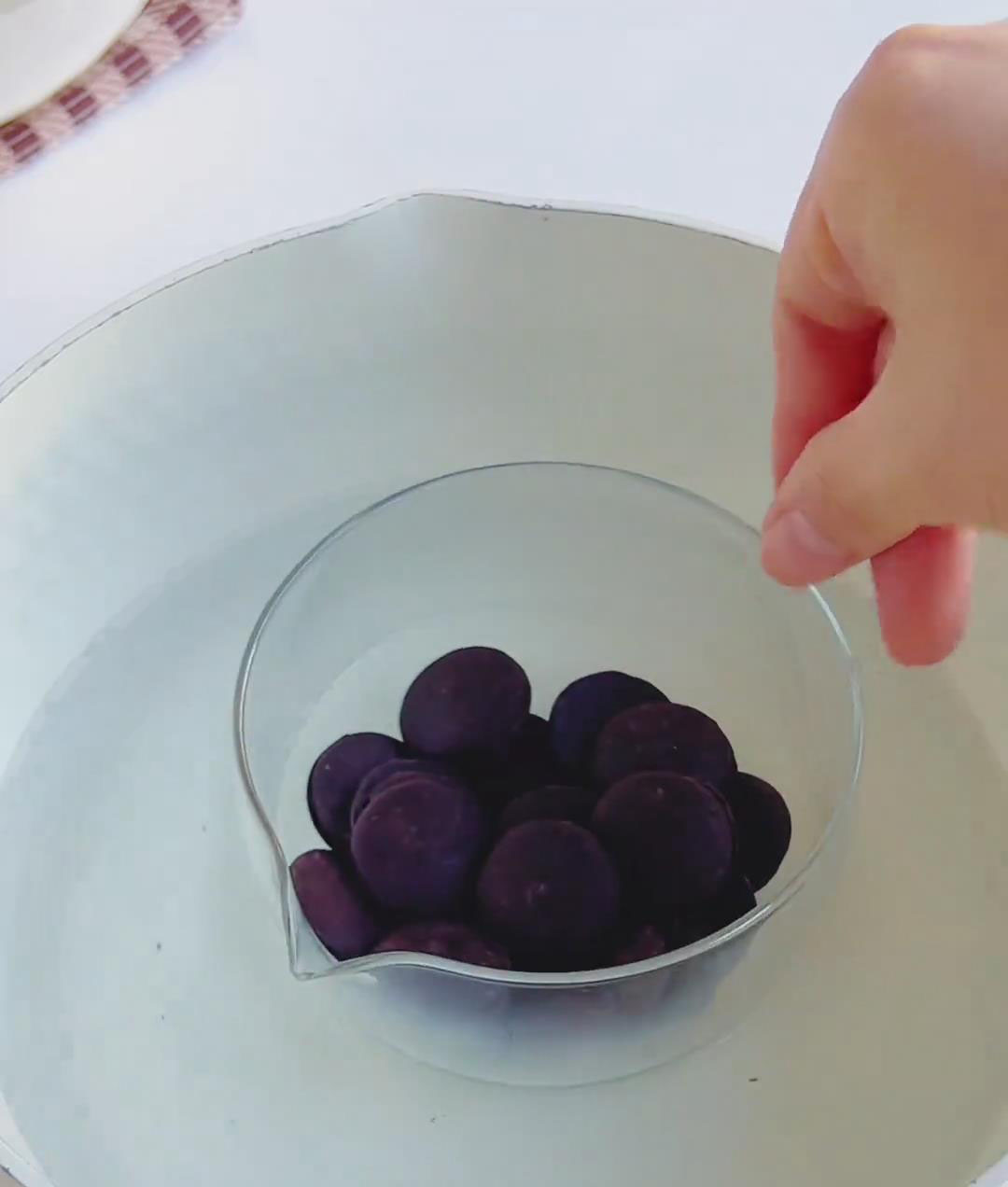 Melt 60g chocolate until smooth