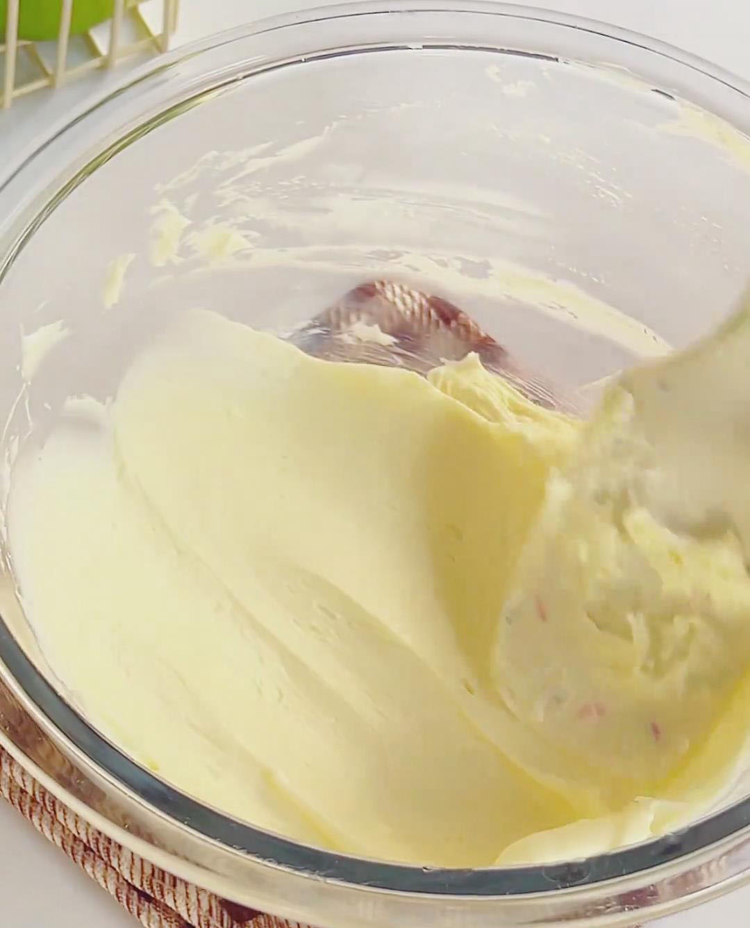 Mix 200g cream cheese with 25g sugar