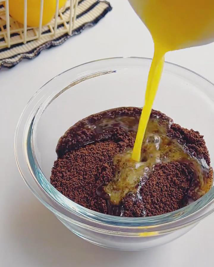 Mix 45g melted butter with Oreo crumbs