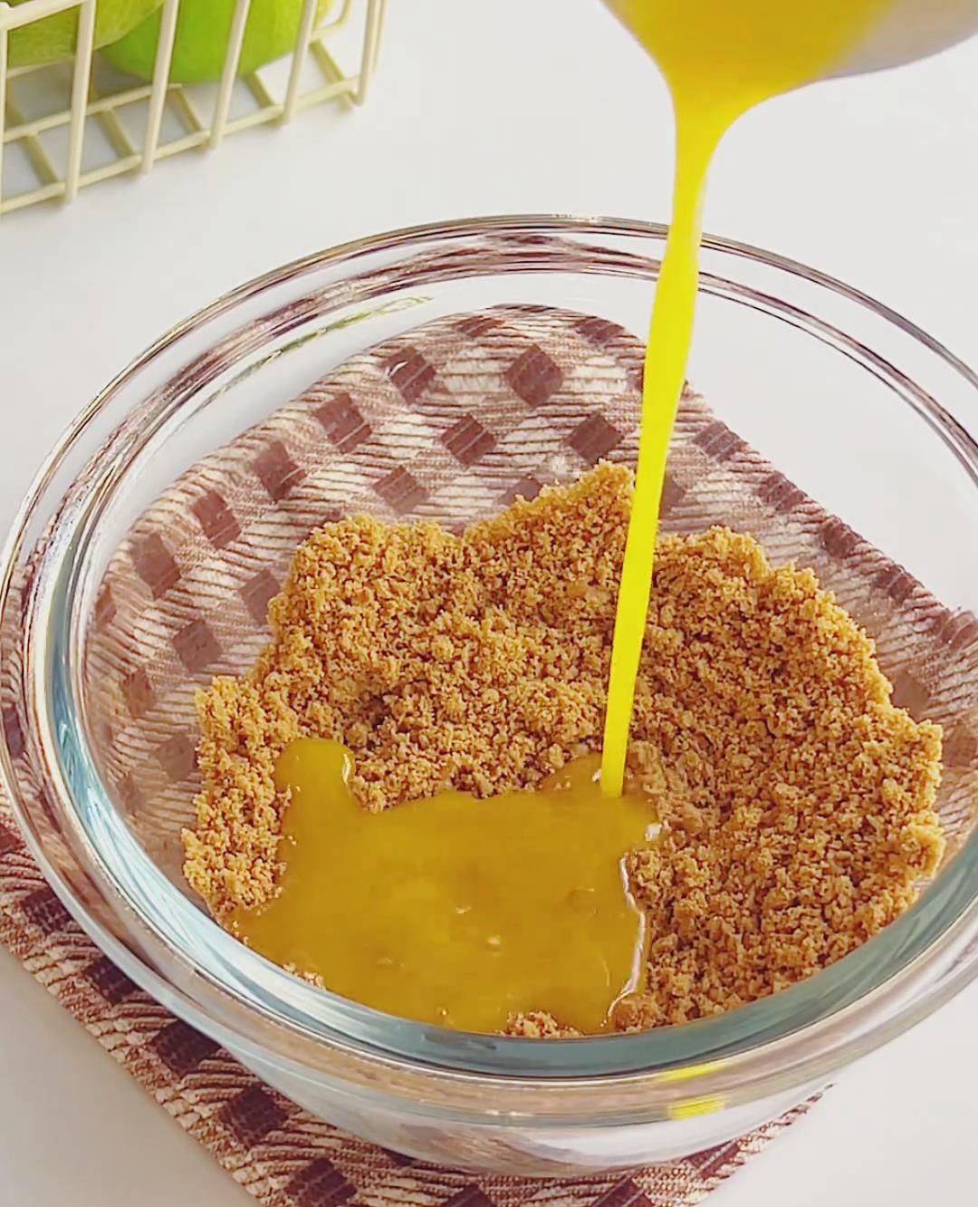 Mix in 25g melted butter until every crumb is coated