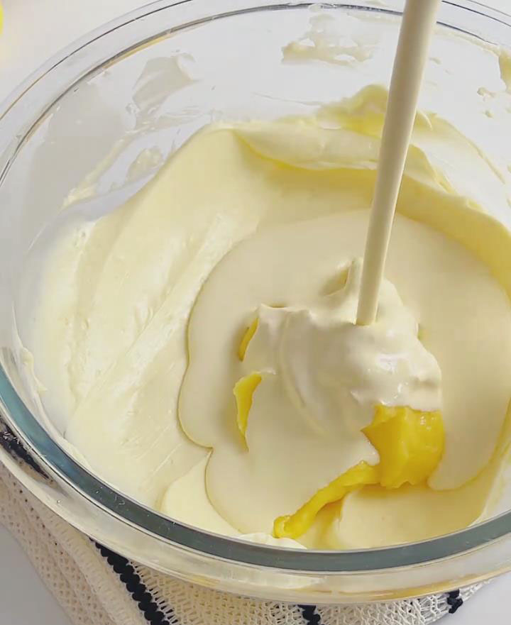 Mix in 80g lemon curd and 120g heavy cream