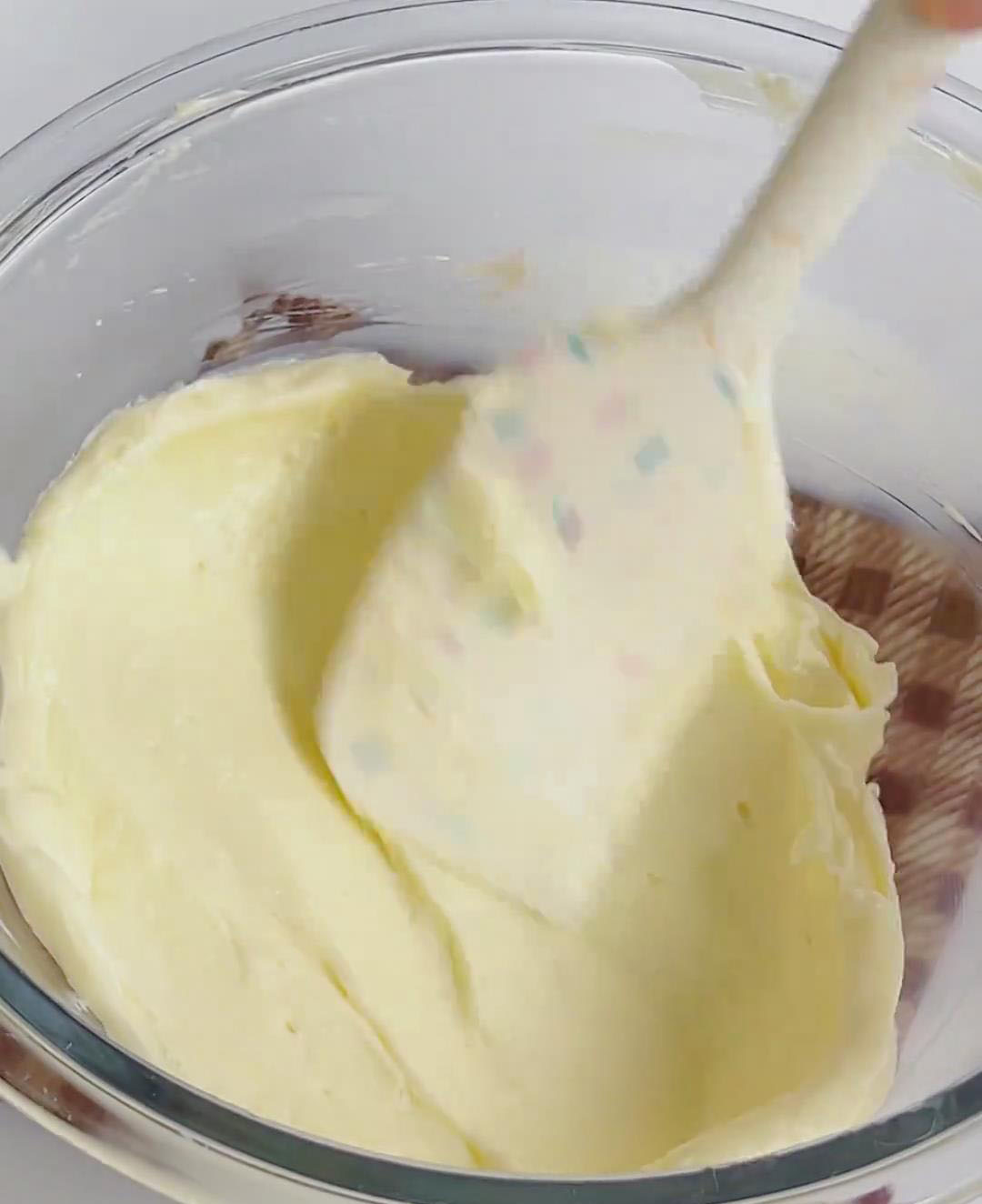 Mix softened cream cheese with 40g sugar until smooth