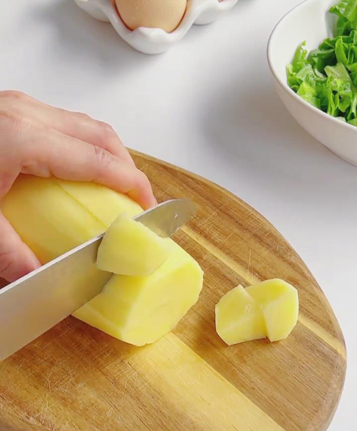Peel and wash potatoes, cut into 2cm cubes