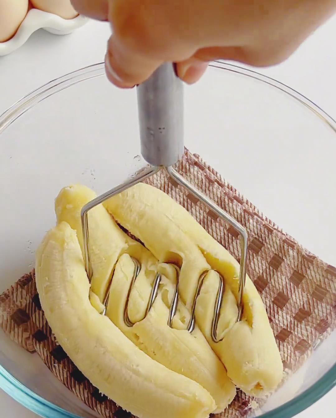 Peel bananas and mash in a large bowl with a fork
