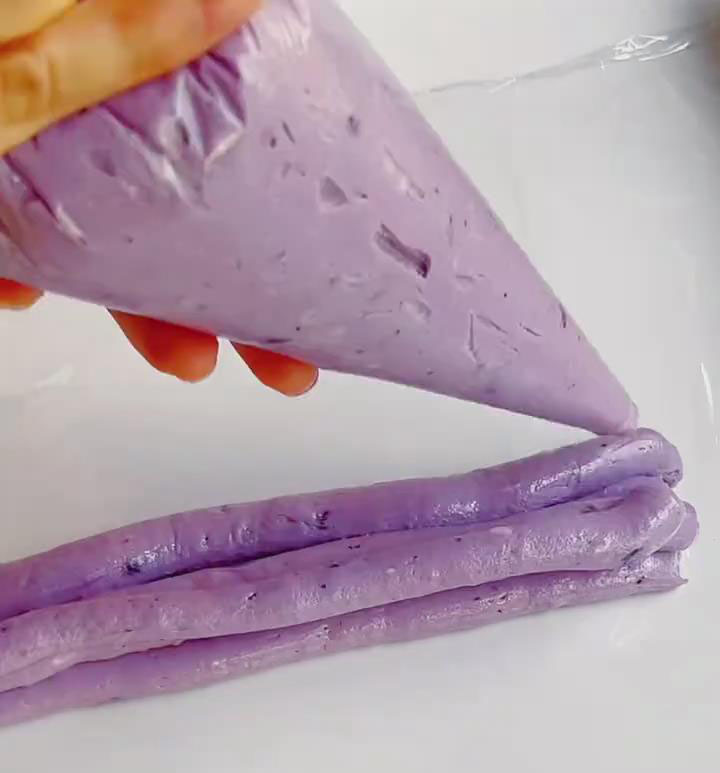 Pipe into logs about 2–3 cm thick on plastic wrap