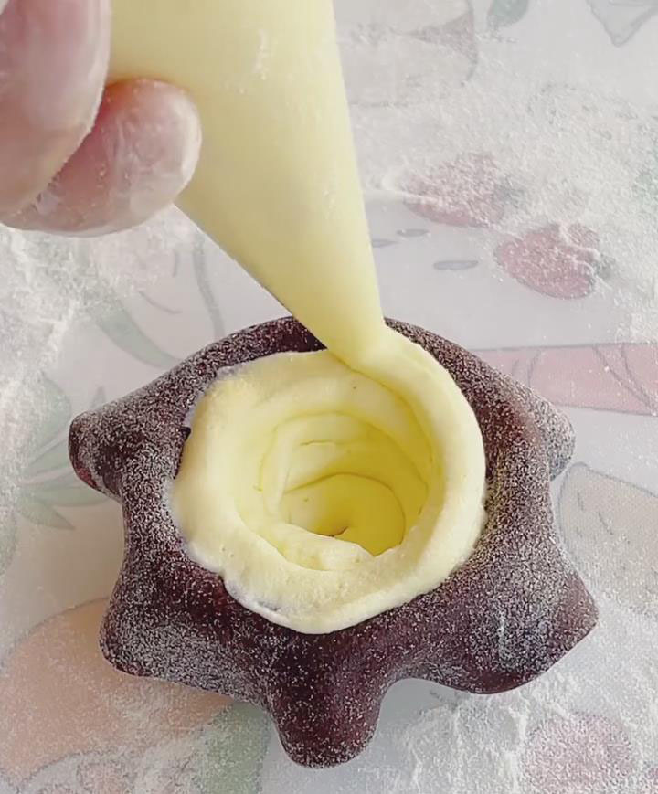 Pipe or spoon a portion of the chilled milk tea filling into the center