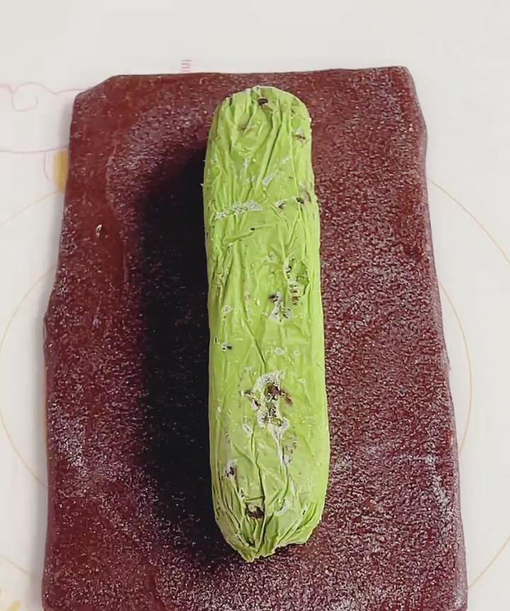 Place the frozen matcha cream cheese log in the center
