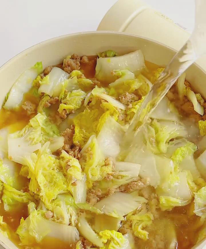 Pour 500 600 ml water into the wok