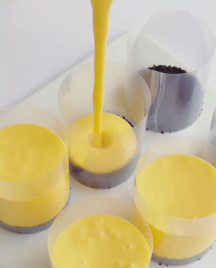 Pour mousse into cookie bases