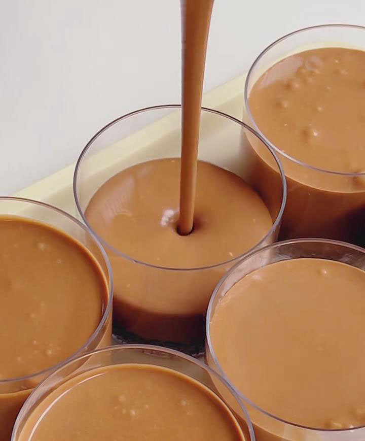 Pour mousse mixture over cookie base