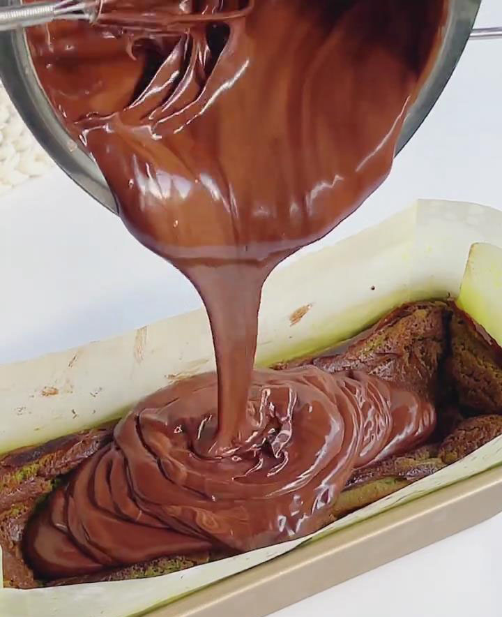 Pour over cooled pistachio Basque