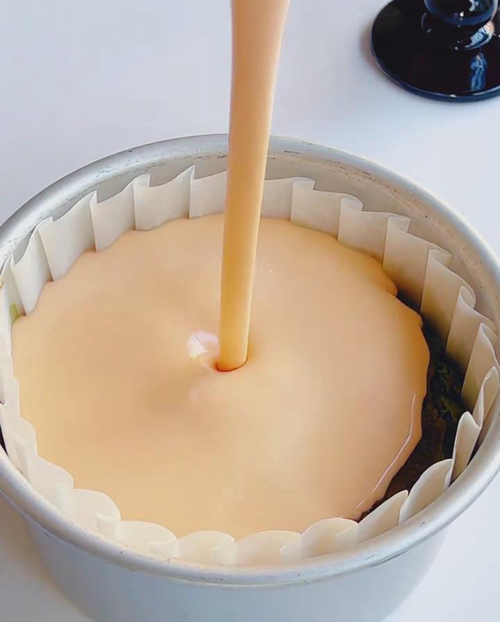 Pour strawberry mixture over cooled matcha base