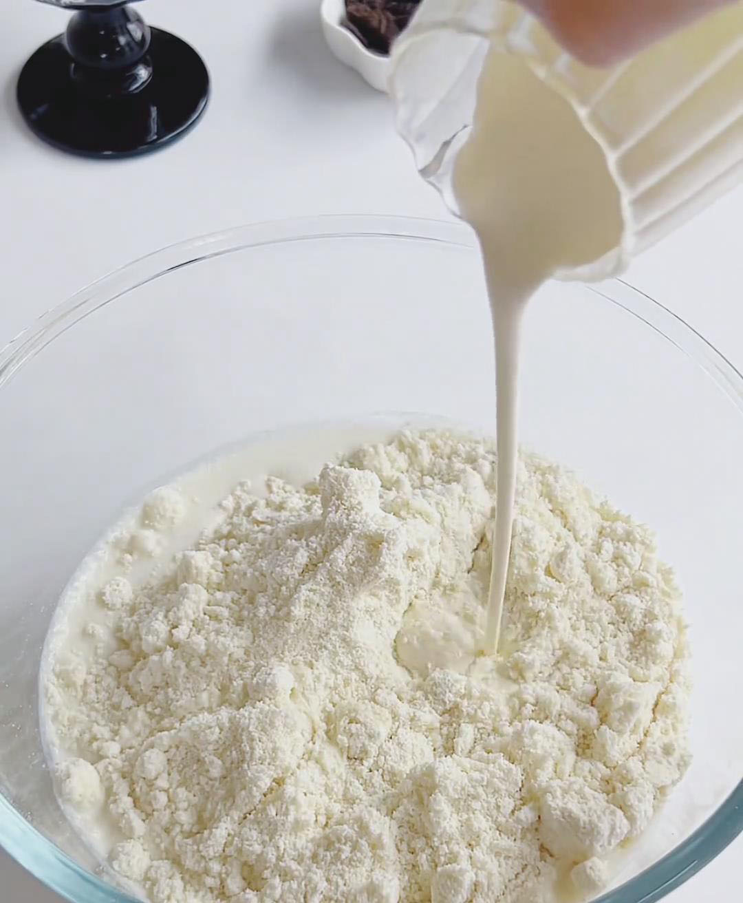 Pour the 75g of milk and 45g of heavy cream