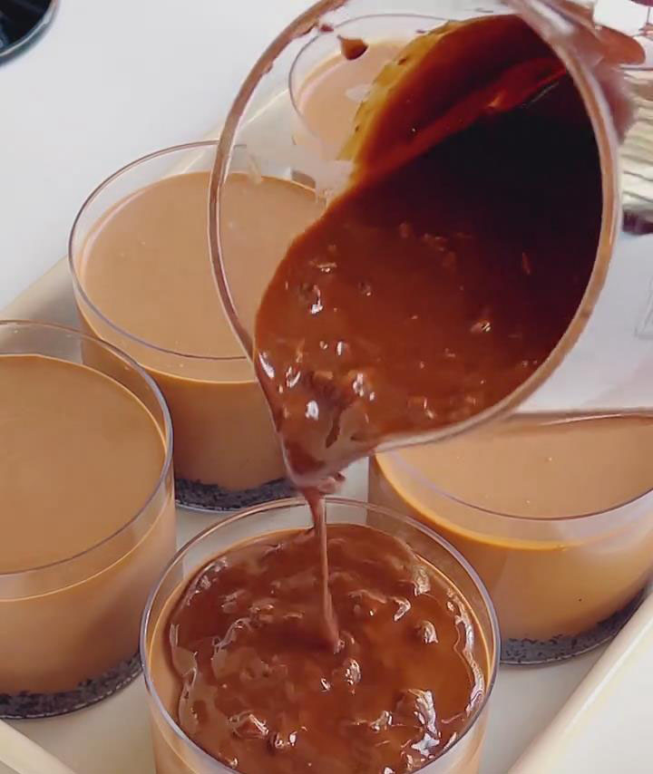 Pour topping over set mousse