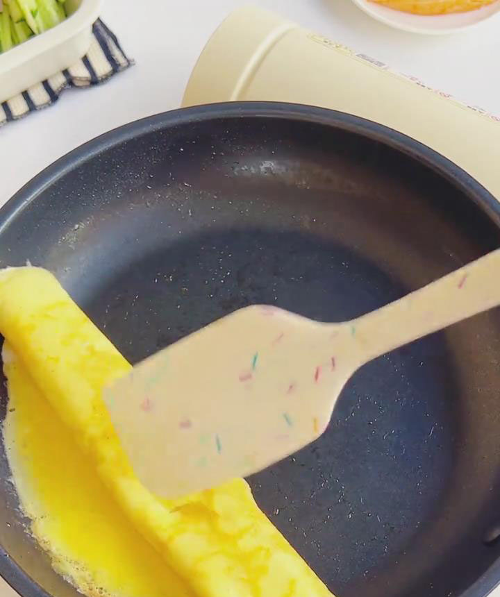 Roll up the cooked egg