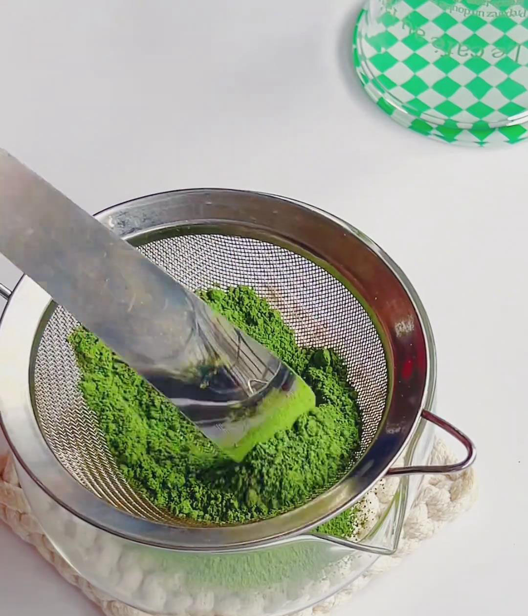 Sift 10g matcha powder