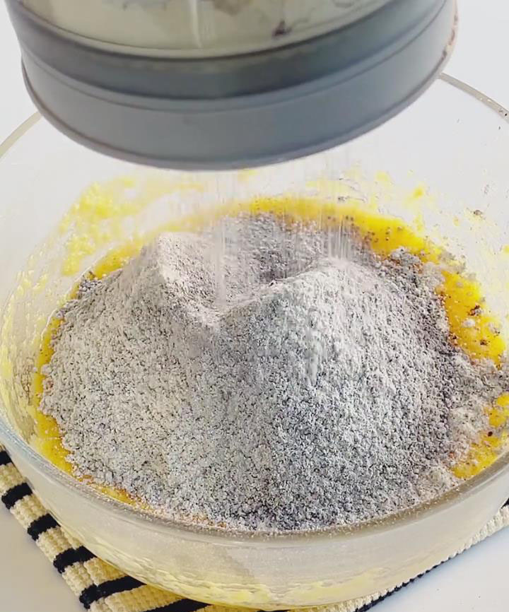 Sift in 150g cake flour and 10g cocoa powder