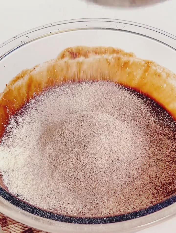 Sift the 70g of low gluten flour, 10g of cocoa powder, and 3g of baking powder