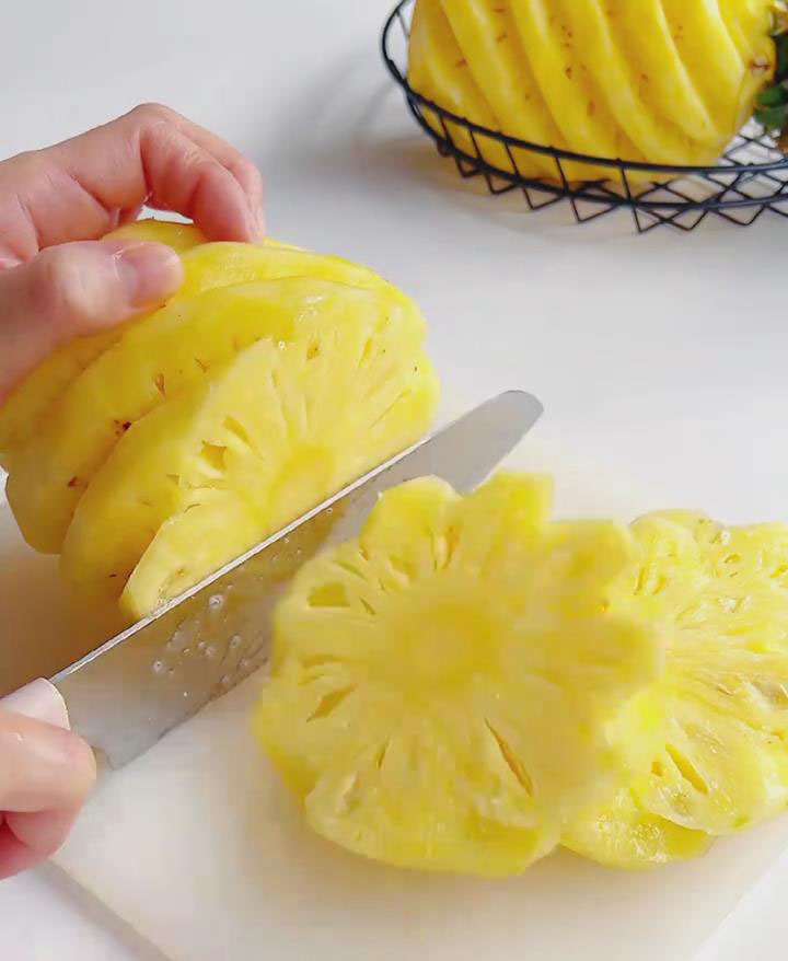 Slice the peeled pineapple into approximately 1cm thick rounds