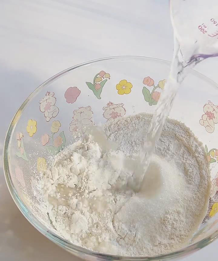 Slowly pour in 160g boiling water while stirring quickly with chopsticks