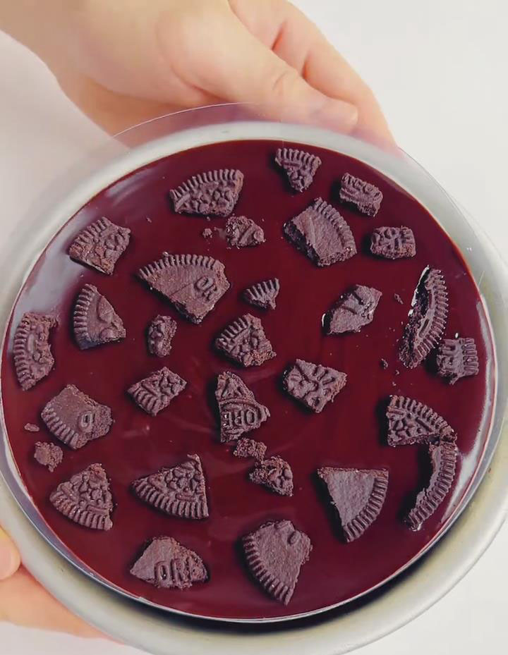 Sprinkle the reserved Oreo crumbs