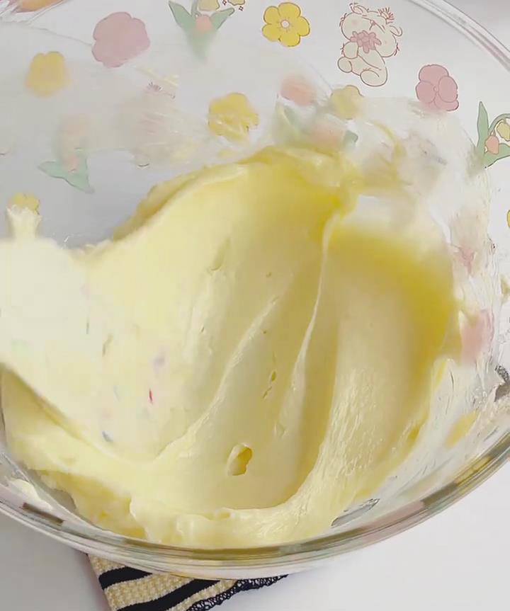 Stir 200g cream cheese with 60g sugar until smooth