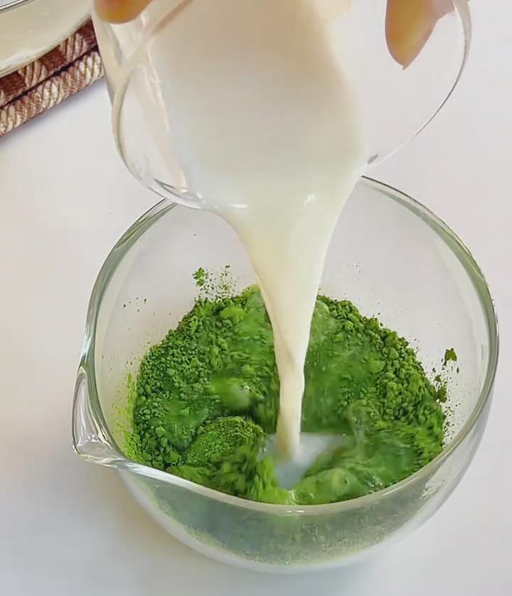 Stir 8g matcha powder into 50ml hot milk