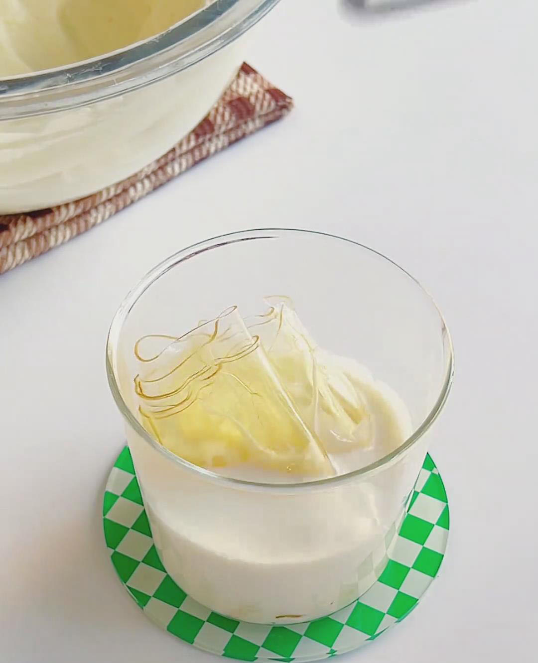 Stir 8g softened gelatin into 50g warm milk until dissolved