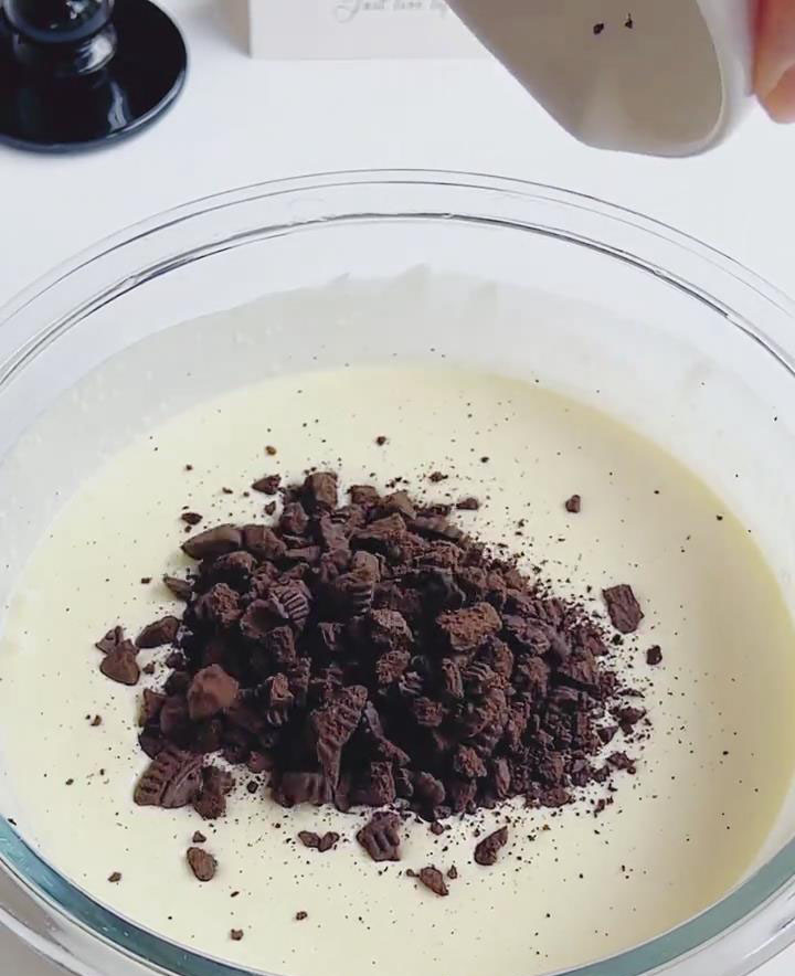Stir in 40g Oreo crumbs gently