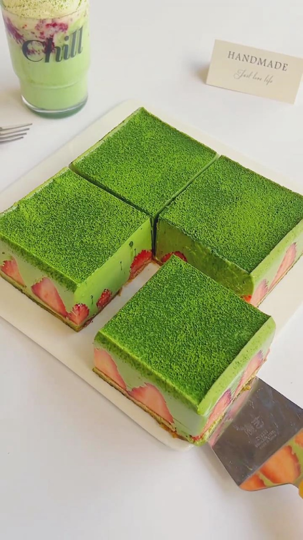 Strawberry Matcha Lava Cake (2)