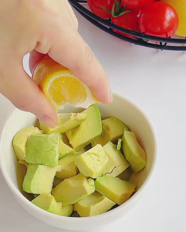 Toss avocado chunks with 10ml lemon juice
