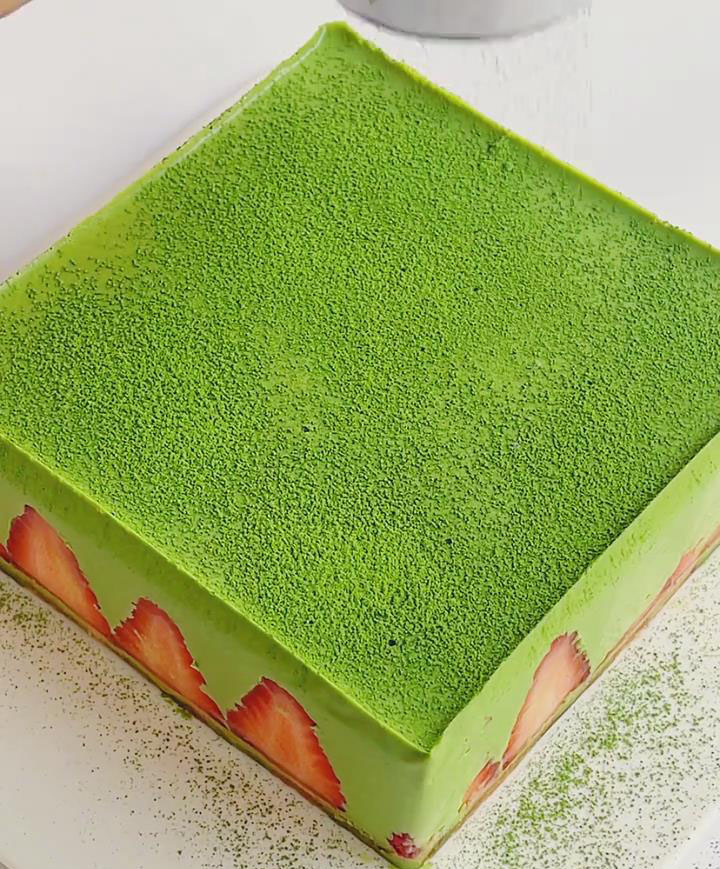 Use a fine mesh sieve to dust the top with the remaining 3g of matcha powder