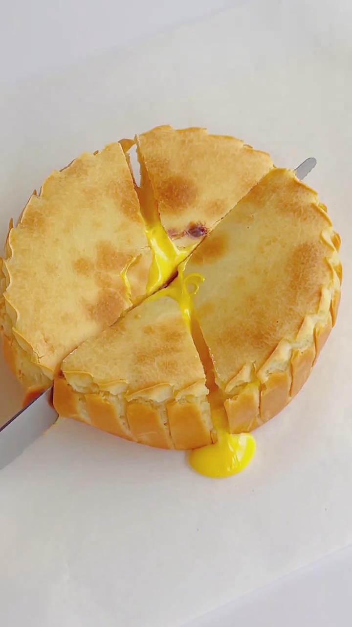 Use a sharp knife to cut the mochi new