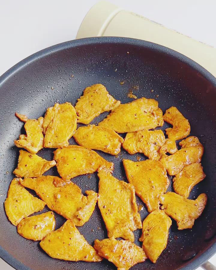 add the marinated chicken slices in a single layer