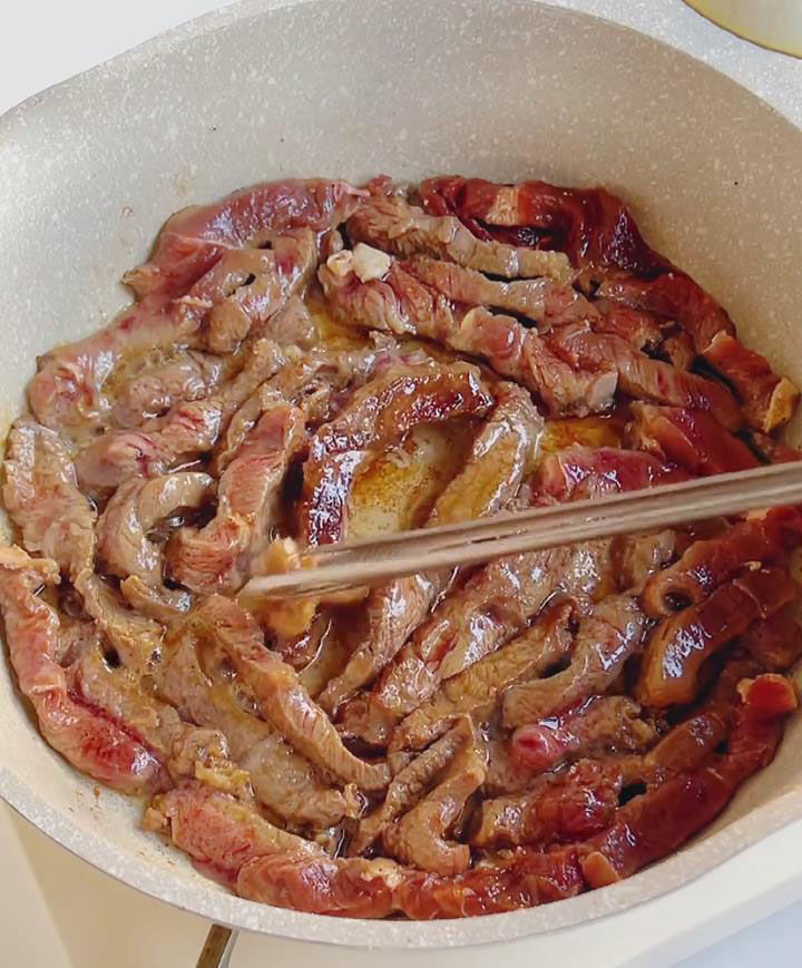 add the marinated steak strips in a single layer