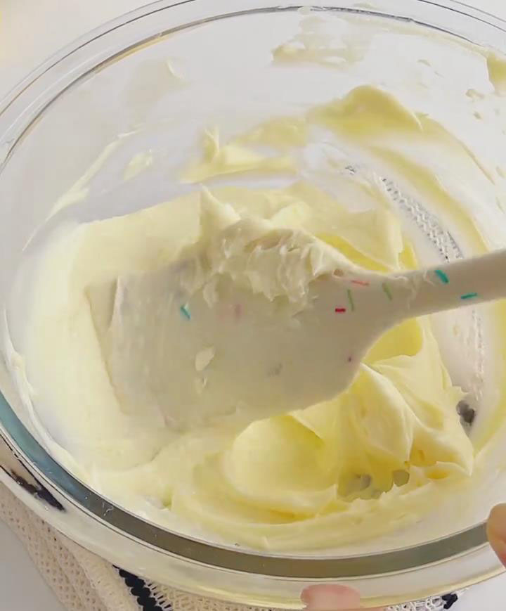 beat 210g softened cream cheese with 25g sugar