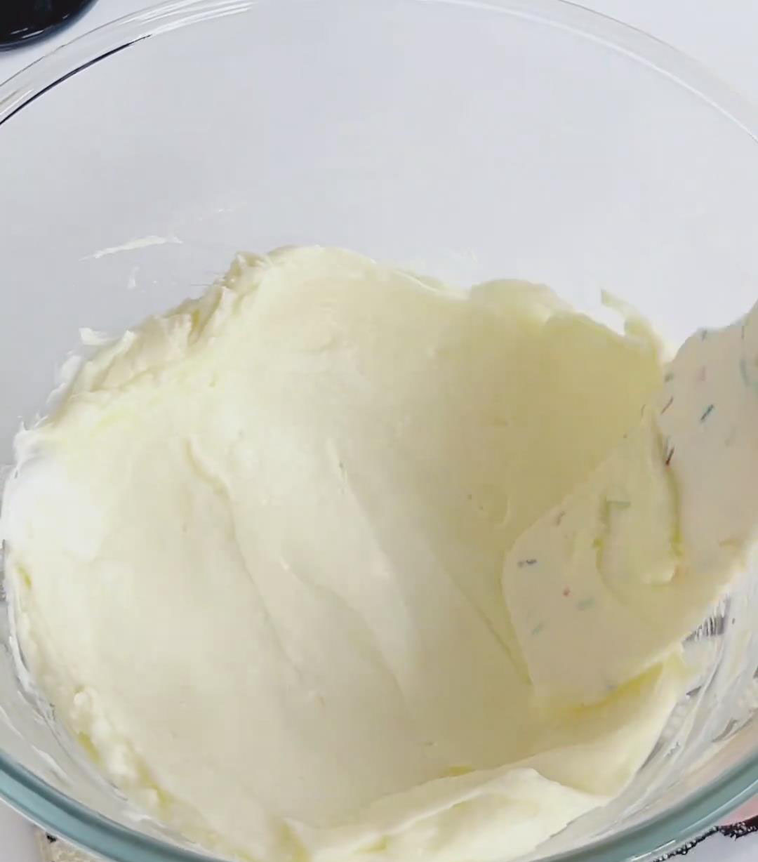 combine the 240g of softened cream cheese and the 35g of powdered sugar