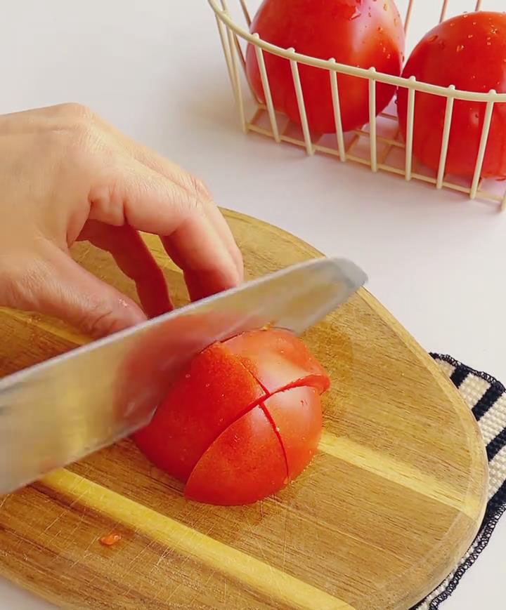 cut 3 4 tomatoes into 2 cm cubes