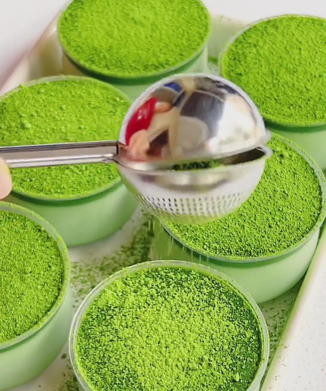 dust the top with the remaining 10g matcha powder