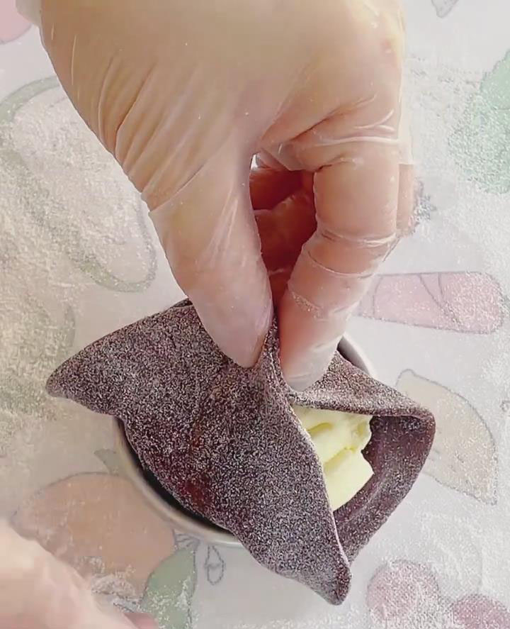 gather the edges of the mochi skin up