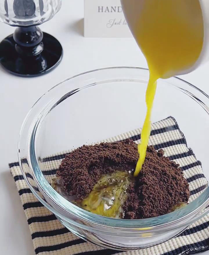 mix 80g Oreo crumbs with 40g melted butter until all crumbs are evenly coated