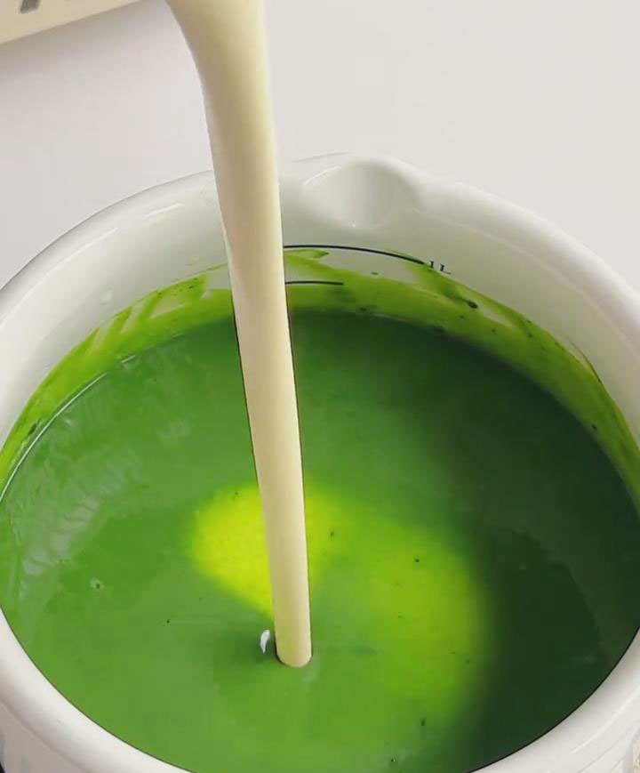 pour in the remaining 200g of heavy cream