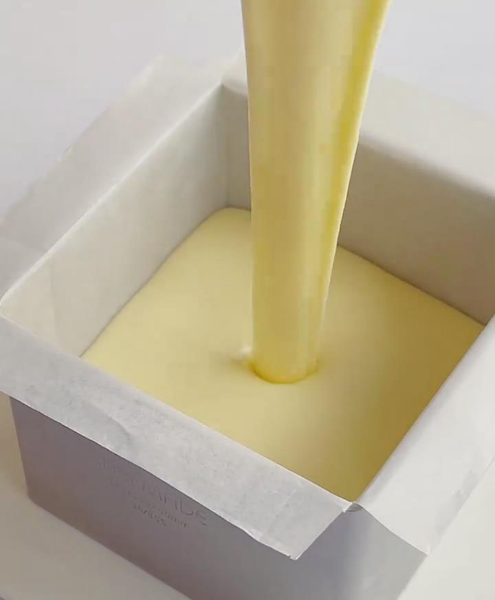 pour the mousse mixture over it